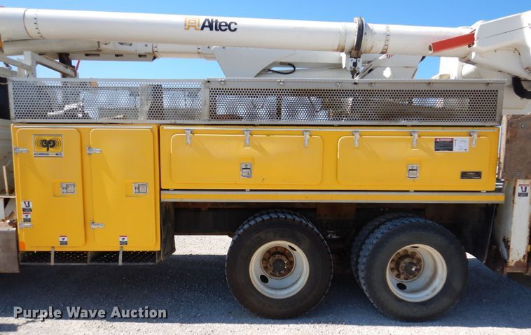 image for item IQ9699 2009 International WorkStar 7400  bucket truck