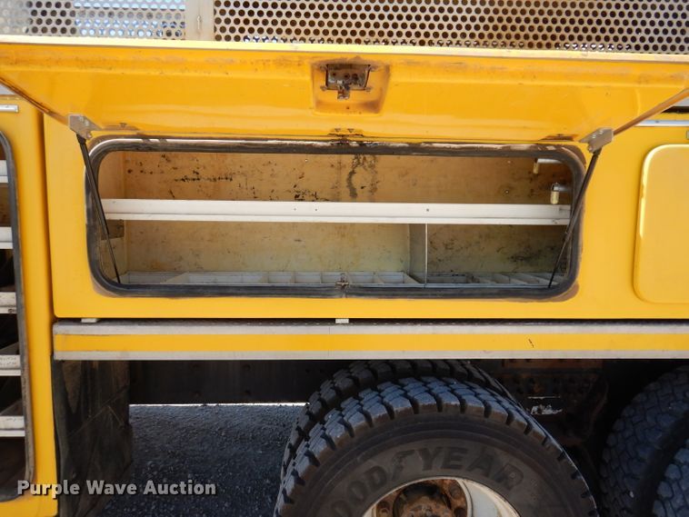 image for item IQ9699 2009 International WorkStar 7400  bucket truck