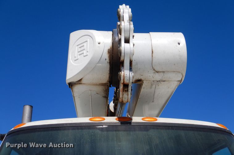 image for item IQ9699 2009 International WorkStar 7400  bucket truck