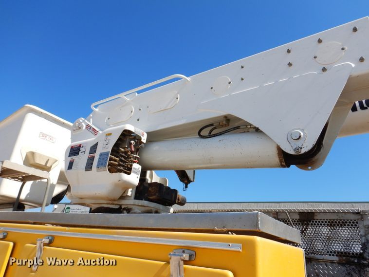 image for item IQ9699 2009 International WorkStar 7400  bucket truck