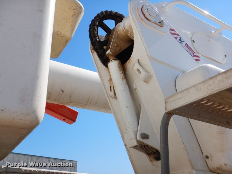 image for item IQ9699 2009 International WorkStar 7400  bucket truck