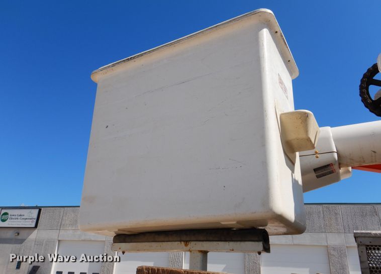 image for item IQ9699 2009 International WorkStar 7400  bucket truck