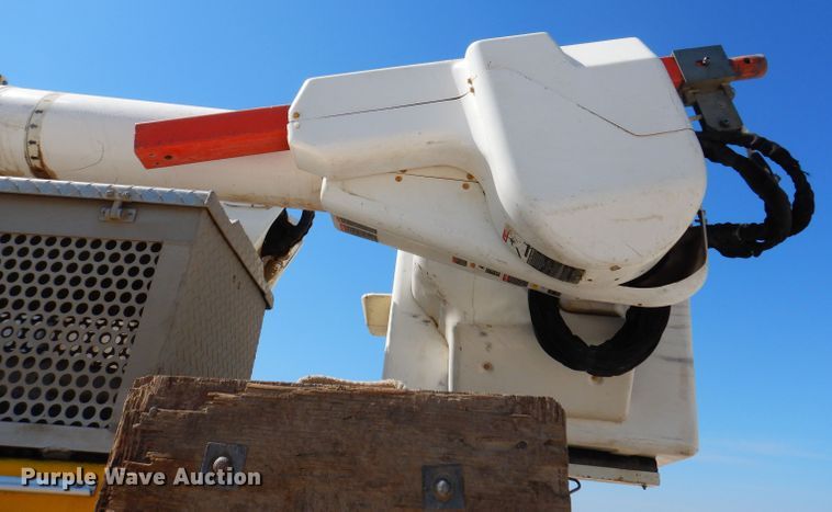 image for item IQ9699 2009 International WorkStar 7400  bucket truck