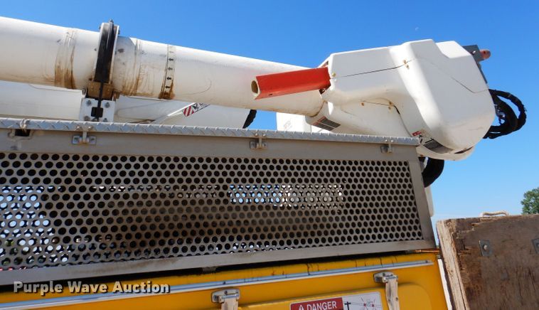 image for item IQ9699 2009 International WorkStar 7400  bucket truck