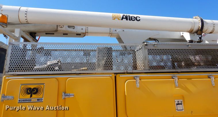 image for item IQ9699 2009 International WorkStar 7400  bucket truck