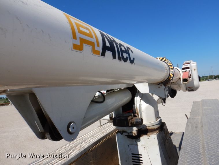 image for item IQ9699 2009 International WorkStar 7400  bucket truck