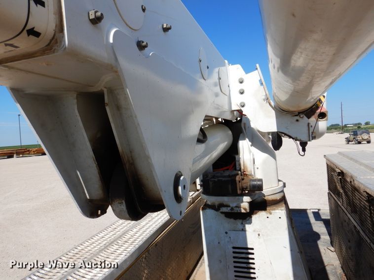 image for item IQ9699 2009 International WorkStar 7400  bucket truck