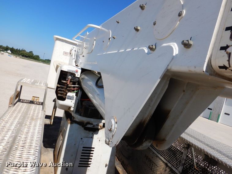 image for item IQ9699 2009 International WorkStar 7400  bucket truck