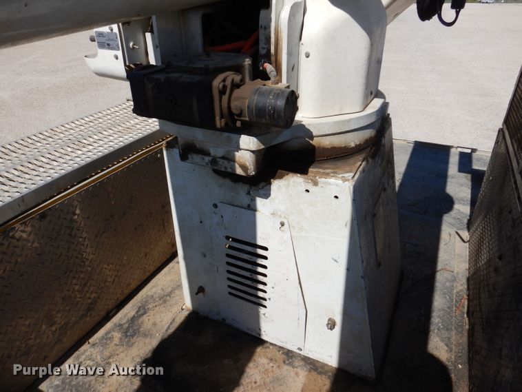 image for item IQ9699 2009 International WorkStar 7400  bucket truck