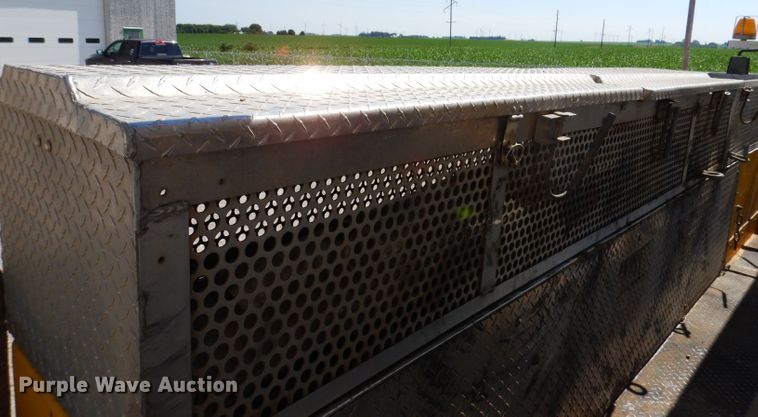 image for item IQ9699 2009 International WorkStar 7400  bucket truck