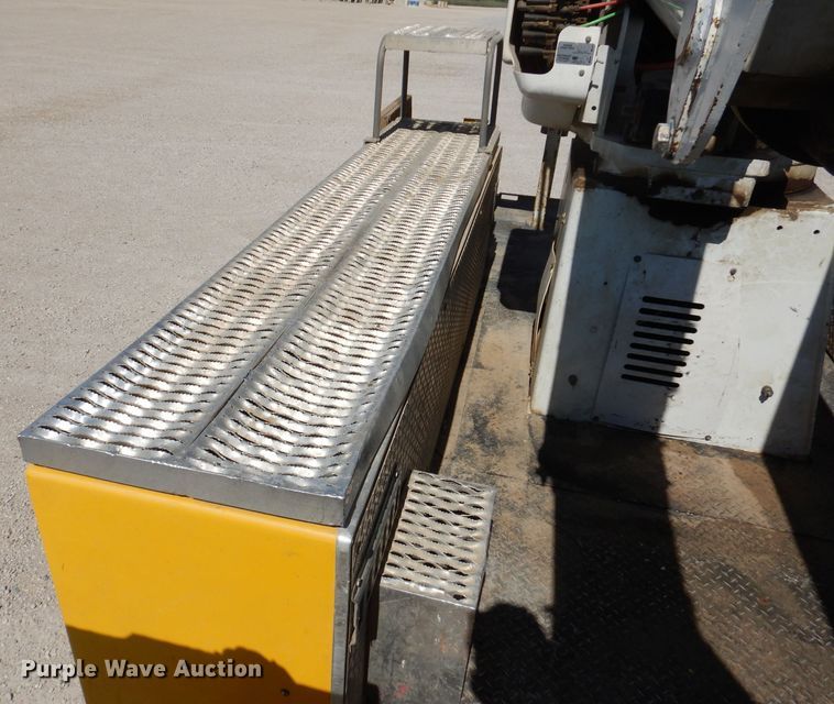 image for item IQ9699 2009 International WorkStar 7400  bucket truck