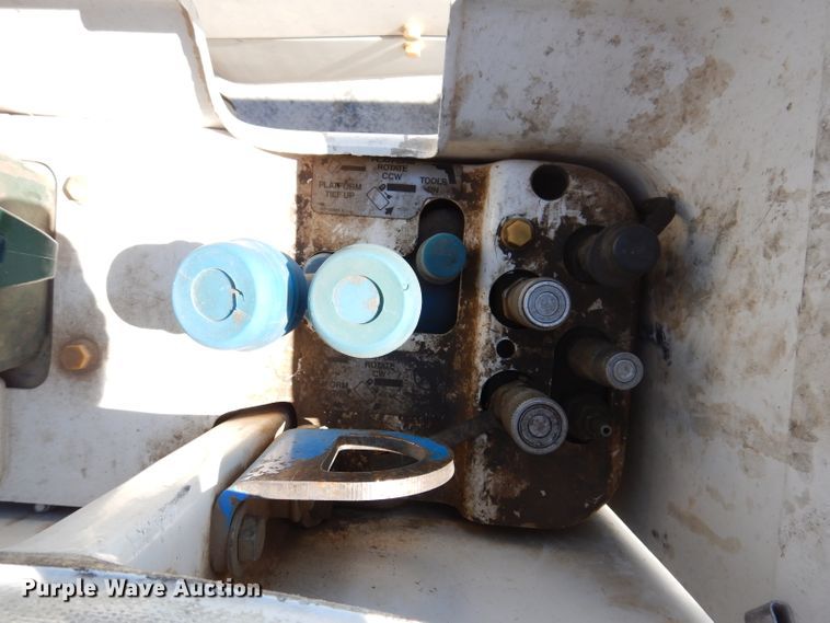 image for item IQ9699 2009 International WorkStar 7400  bucket truck