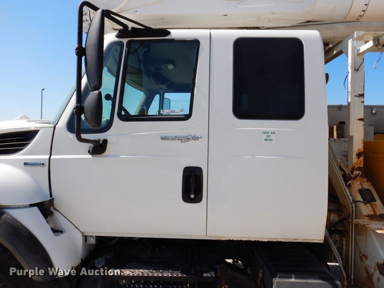 image for item IQ9699 2009 International WorkStar 7400  bucket truck