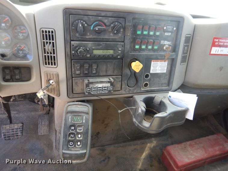 image for item IQ9699 2009 International WorkStar 7400  bucket truck