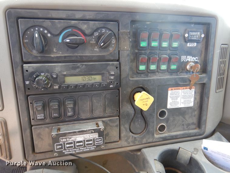 image for item IQ9699 2009 International WorkStar 7400  bucket truck