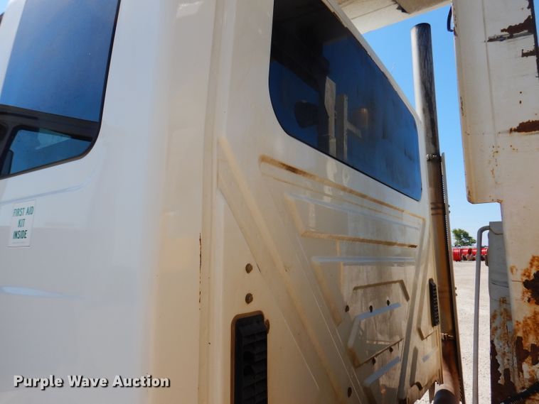 image for item IQ9699 2009 International WorkStar 7400  bucket truck