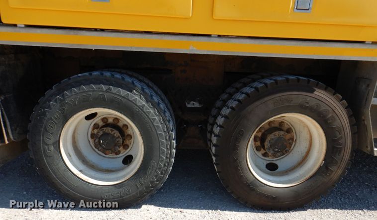 image for item IQ9699 2009 International WorkStar 7400  bucket truck