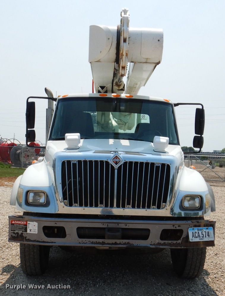 image for item IQ9700 2006 International WorkStar 7400  bucket truck