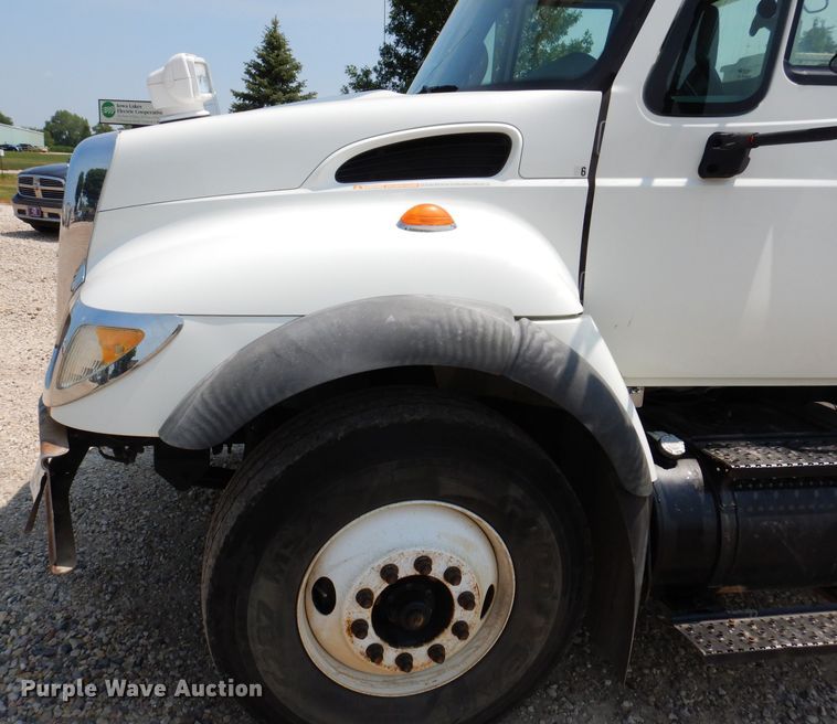 image for item IQ9700 2006 International WorkStar 7400  bucket truck