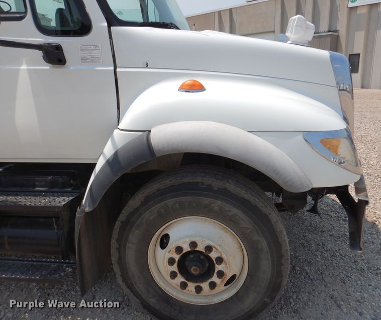 image for item IQ9700 2006 International WorkStar 7400  bucket truck