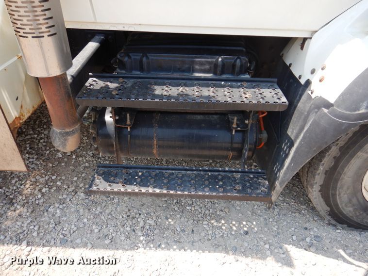 image for item IQ9700 2006 International WorkStar 7400  bucket truck