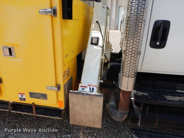 image for item IQ9700 2006 International WorkStar 7400  bucket truck