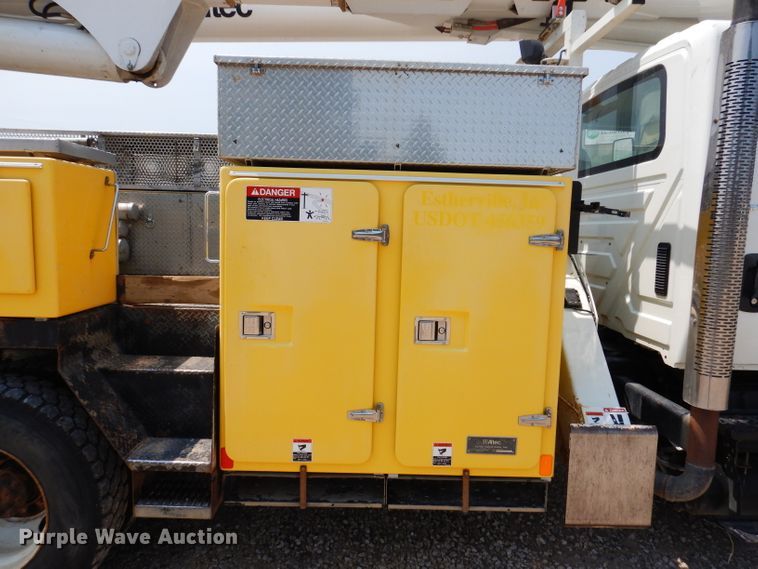 image for item IQ9700 2006 International WorkStar 7400  bucket truck