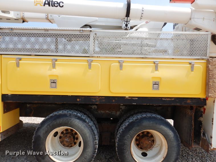 image for item IQ9700 2006 International WorkStar 7400  bucket truck