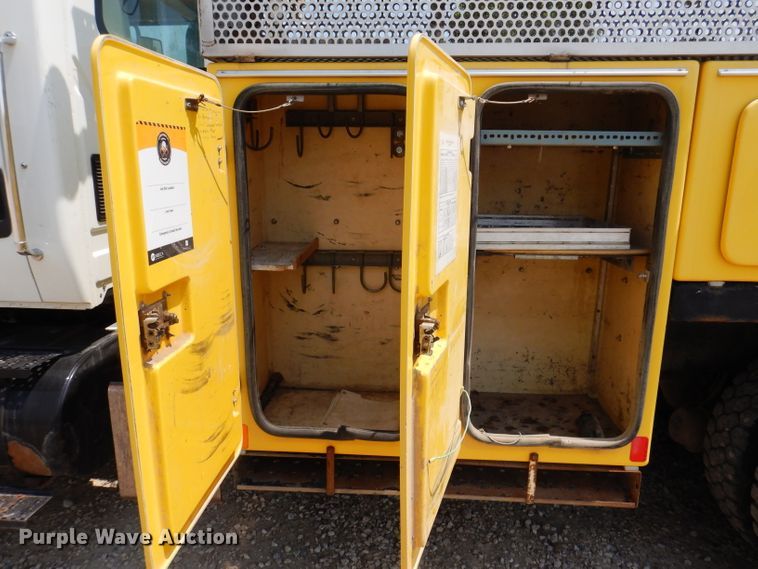 image for item IQ9700 2006 International WorkStar 7400  bucket truck