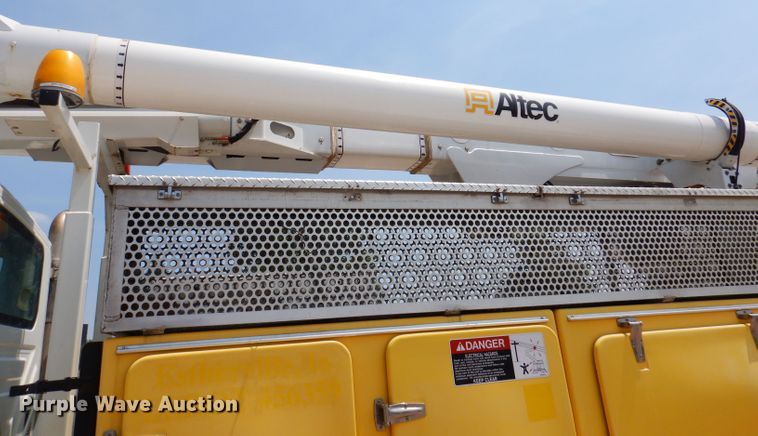 image for item IQ9700 2006 International WorkStar 7400  bucket truck