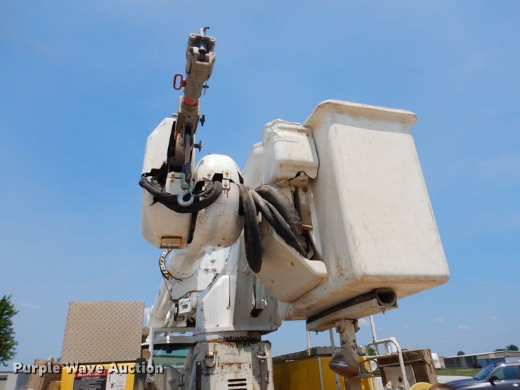 image for item IQ9700 2006 International WorkStar 7400  bucket truck