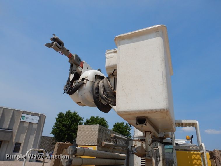 image for item IQ9700 2006 International WorkStar 7400  bucket truck