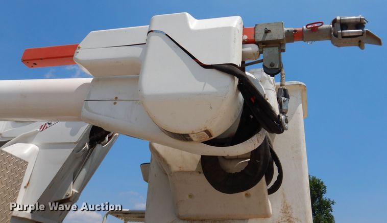 image for item IQ9700 2006 International WorkStar 7400  bucket truck