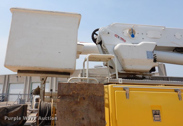 image for item IQ9700 2006 International WorkStar 7400  bucket truck