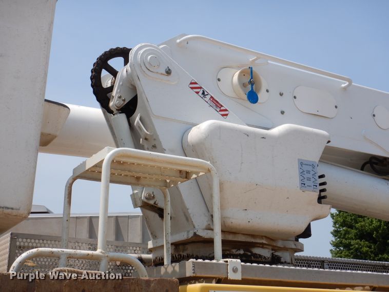 image for item IQ9700 2006 International WorkStar 7400  bucket truck