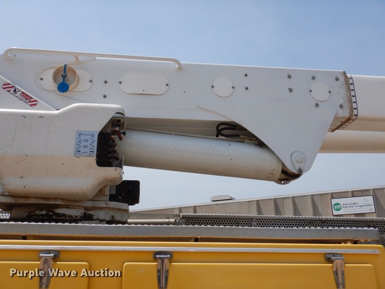 image for item IQ9700 2006 International WorkStar 7400  bucket truck