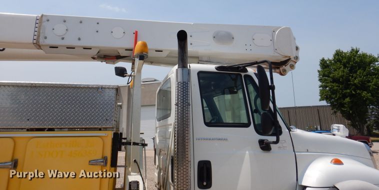 image for item IQ9700 2006 International WorkStar 7400  bucket truck