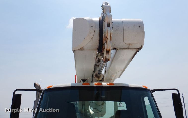 image for item IQ9700 2006 International WorkStar 7400  bucket truck