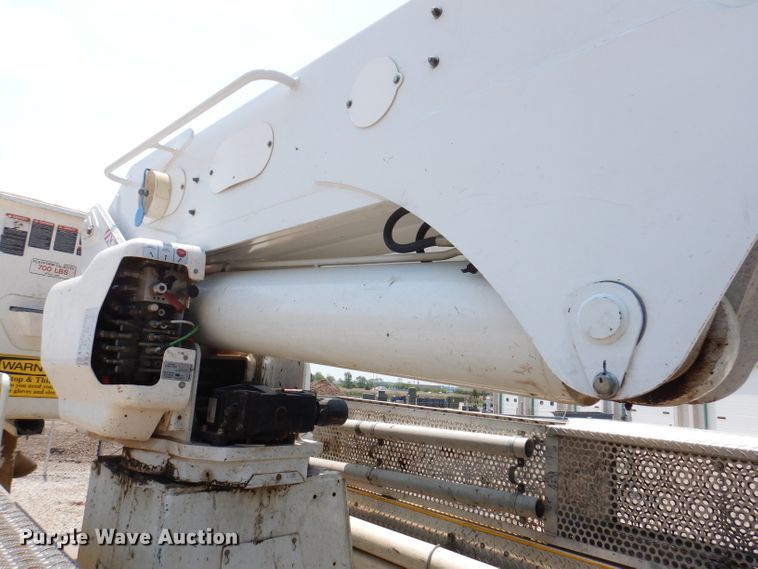 image for item IQ9700 2006 International WorkStar 7400  bucket truck