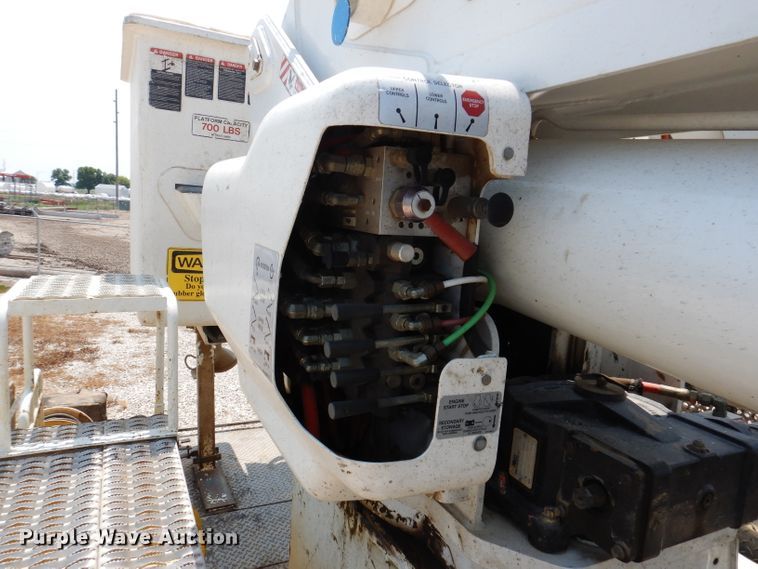 image for item IQ9700 2006 International WorkStar 7400  bucket truck