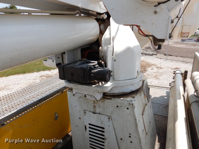 image for item IQ9700 2006 International WorkStar 7400  bucket truck