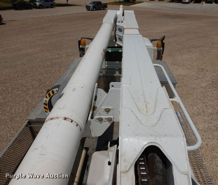 image for item IQ9700 2006 International WorkStar 7400  bucket truck