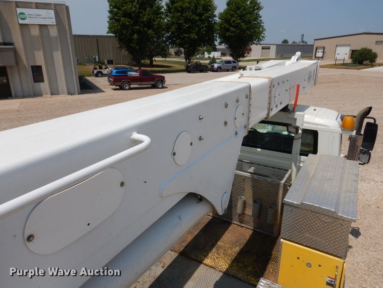 image for item IQ9700 2006 International WorkStar 7400  bucket truck