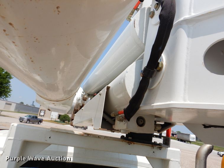 image for item IQ9700 2006 International WorkStar 7400  bucket truck