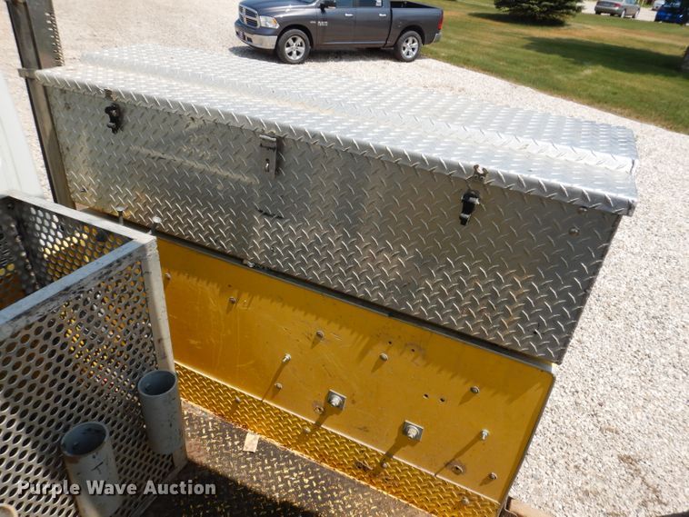 image for item IQ9700 2006 International WorkStar 7400  bucket truck