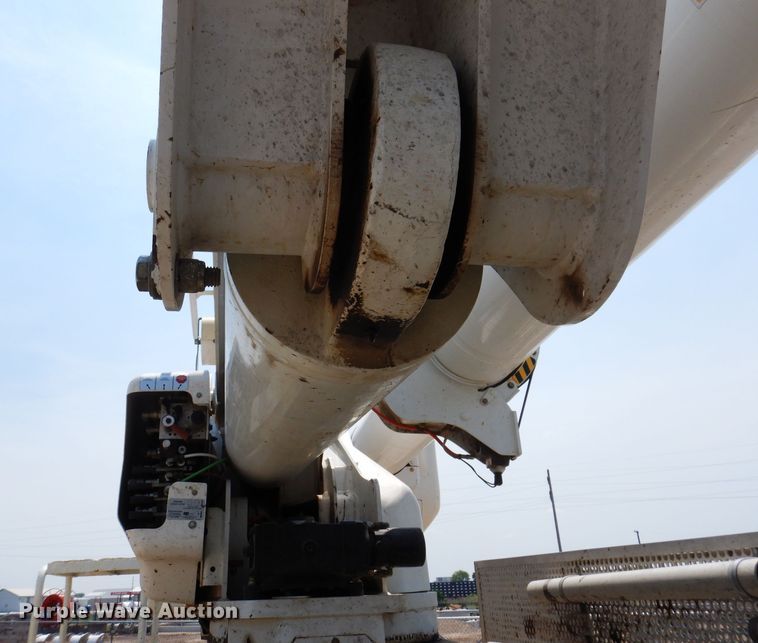 image for item IQ9700 2006 International WorkStar 7400  bucket truck