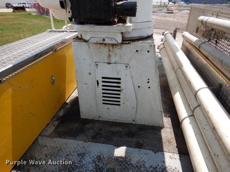 image for item IQ9700 2006 International WorkStar 7400  bucket truck