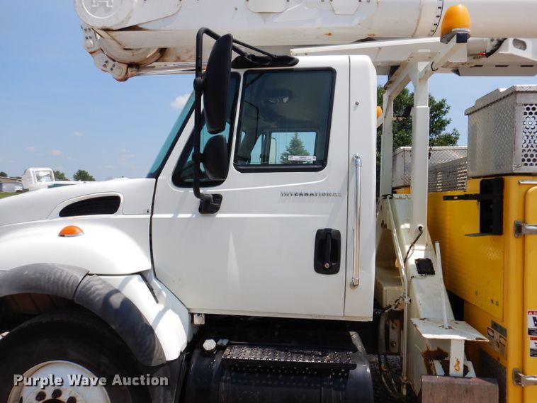 image for item IQ9700 2006 International WorkStar 7400  bucket truck