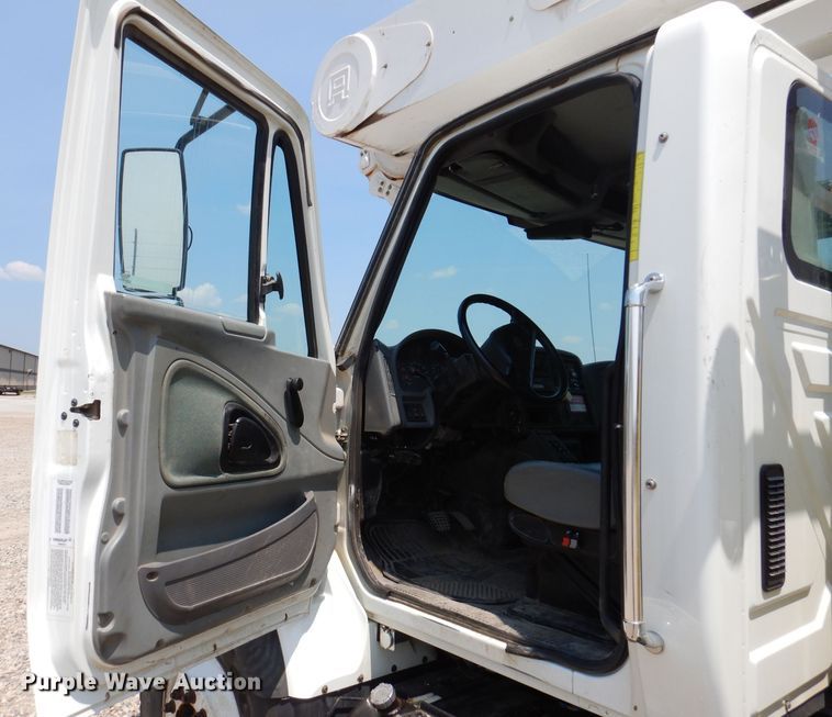 image for item IQ9700 2006 International WorkStar 7400  bucket truck