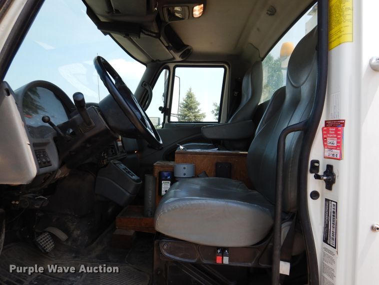 image for item IQ9700 2006 International WorkStar 7400  bucket truck